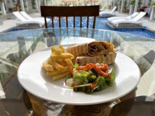 een bord eten met een broodje en frietjes bij Sea Shell Resort in Gili Trawangan