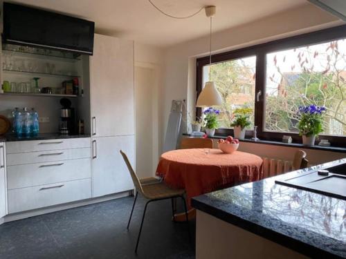a kitchen with a table with a red table cloth at geräumiges 120m² Haus mit Garten + Stellplatz in Stralsund