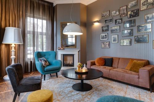 a living room with a couch and a table and chairs at Hotel Ernst Sillem Hoeve in Den Dolder