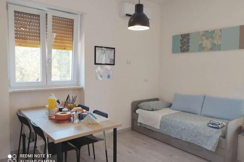 a small room with a bed and a table with a tableablish at Casa DOLCE PUGLIA Melograno in Castellana Grotte
