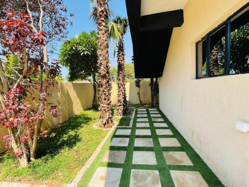 Κήπος έξω από το modern, two-story luxury house