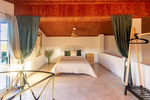 Katil atau katil-katil dalam bilik di Maison with apartments near to the beach
