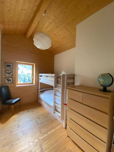 格里翁的住宿－Chalet Villars-Gryon 8pax Cosy，小屋内一间卧室配有双层床