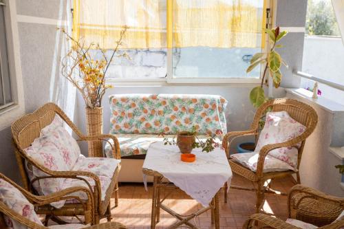 Zimmer mit Stühlen, einem Tisch und einem Fenster in der Unterkunft Vila AULONA in Vlorë