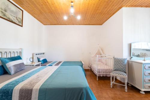 1 dormitorio con cama y techo de madera en Casa Monteiro - Piscina Interior Aquecida en Santarém