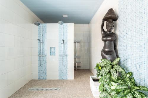uma casa de banho com um chuveiro e uma estátua de uma mulher em Casa Monteiro - Piscina Interior Aquecida em Santarém
