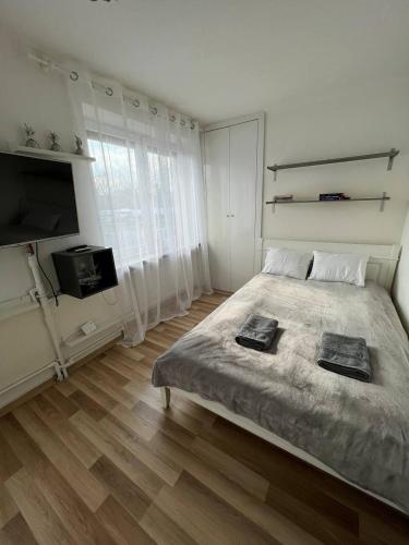 - une chambre blanche avec un lit et une télévision dans l'établissement Apartment In The Old Town - Stare Miasto , Wi-Fi - by HIK Apartments, à Varsovie