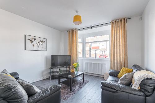 a living room with a couch and a tv at Beautiful 3 bedroom House near West Bromwich -contractors, Family, NHS in Swan Village