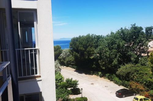 Duplex 44m² avec terrasse de 8m² accès direct mer/pisci/parking privatif surveillé