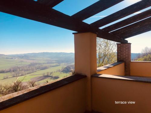 una vista desde el balcón de una casa en Villetta rosso Rubino, en Vignale