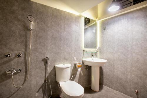 シレットにあるRahma’s B&Bのバスルーム(シャワー、トイレ、シンク付)