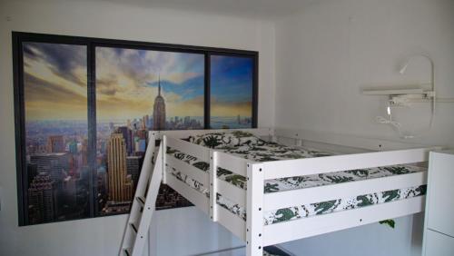 sypialnia z białym łóżkiem piętrowym i dużym oknem w obiekcie Domus Vacanza w Mediolanie