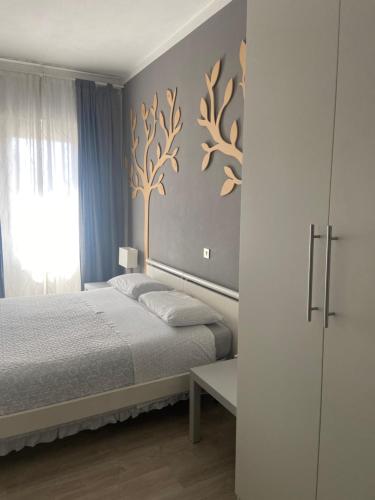 a bedroom with a bed and a window at Appartamento a due passi dal centro in Pavia
