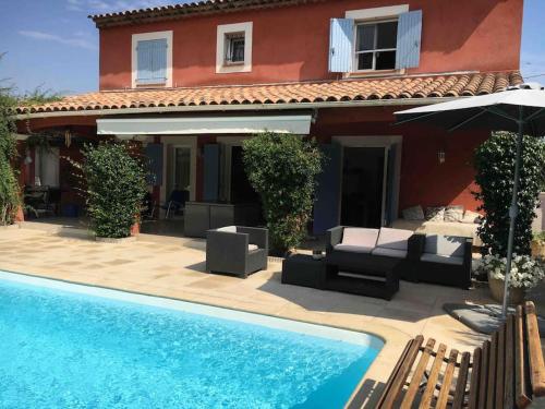 willa z basenem przed domem w obiekcie Villa cosy 5km Cannes w mieście Pégomas