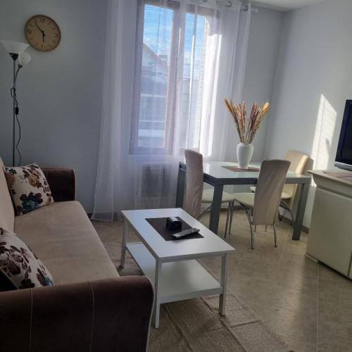 Jolie F2-5mn de l'aéroport d'Orly parking privé gratuit