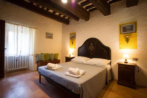 een slaapkamer met een bed met twee handdoeken erop bij ABBAZIA DI VALLINGEGNO in Gubbio