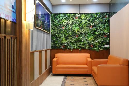 uma sala de espera com uma parede verde em LA ISRA at KL em Kuala Lumpur