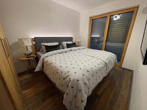 Un dormitorio con una cama grande y una ventana en Appartement Mountain Lake en Maurach