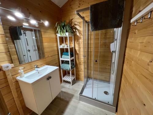 uma casa de banho com um lavatório e um chuveiro em La cabaña de Quino em Antigua