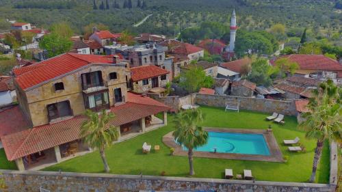eine Luftansicht eines Hauses mit Pool in der Unterkunft The Mira House in Ayvalık