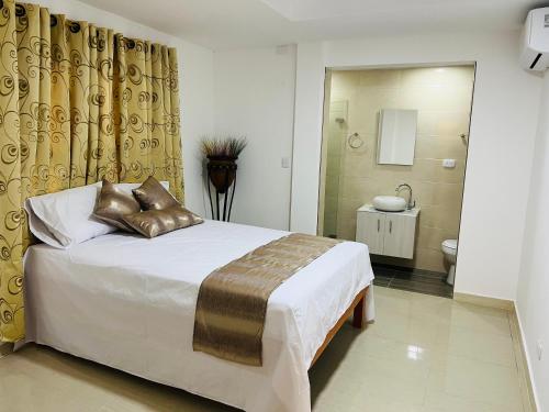 Een bed of bedden in een kamer bij Hostal Casa San Pedro