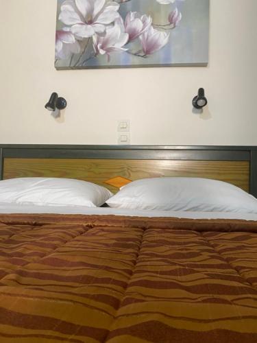 - une chambre avec un lit orné d'une peinture murale dans l'établissement Virginia Studios, à Paleóchora