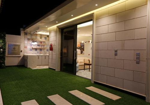 a hallway with green grass in a building at وايت مون للاجنحة الفندقية الضيافة in Khamis Mushayt