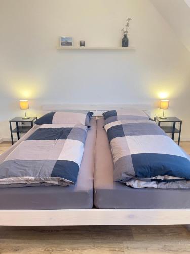 two beds sitting next to each other in a bedroom at Ferienwohnung mit Fernblick in Hagen