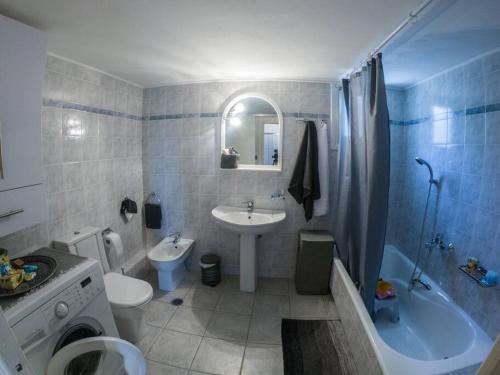 uma casa de banho com um lavatório, um WC e uma banheira em Olga's country house em Kalamata