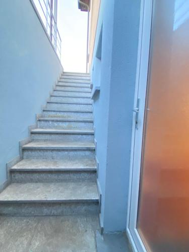 uma escada que leva a um edifício com uma porta em Soggiorna nel Cuore del Ticino em Giubiasco