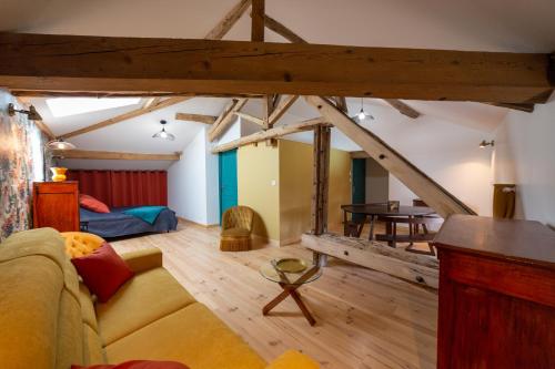 un salon avec un canapé et une table dans l'établissement Le Clos Saint-Jean - Chambre d'hôte Scarlett, à Saint-Jean-de-Thurac