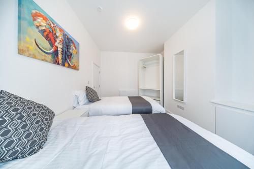 Un dormitorio blanco con una cama grande. en Hosted By Ryan - Huge 5 Bedroom House, en Liverpool