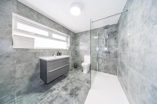 a bathroom with a shower and a sink and a toilet at Hosted By Ryan - Huge 5 Bedroom House in Liverpool