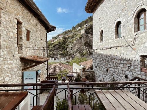 - un balcon avec vue sur un bâtiment doté d'un banc en bois dans l'établissement Tradita e Beratit, à Berat