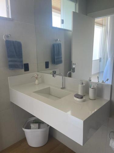 Koupelna v ubytování Casa 4 suítes com piscina Condomínio Lagoa Dourada Ilha de Itaparica BA