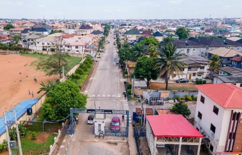 una vista aérea de una calle de la ciudad con casas en Palm Heights Apartments - Omole Phase 1, Ikeja en Ikeja