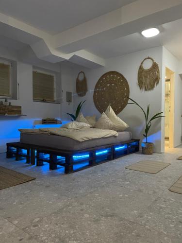 1 cama con luces azules en una habitación en Apartment im BOHO Stil nähe Salzburg, en Freilassing