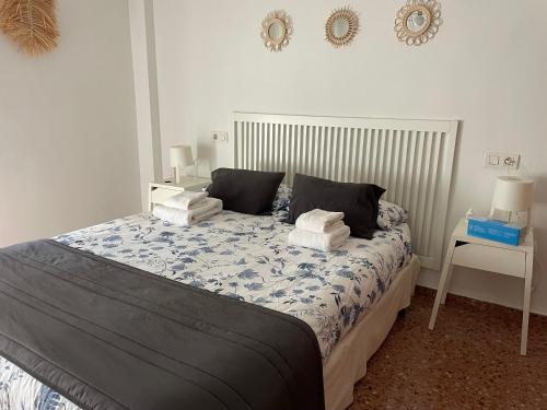 una camera con un letto con due cuscini sopra di Carmen12 a Xàtiva