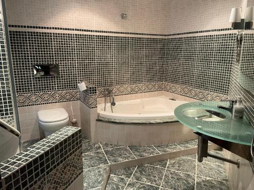 een badkamer met een bad, een toilet en een wastafel bij Carmen12 in Xàtiva