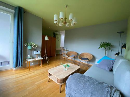 ein Wohnzimmer mit einem Sofa und einem Tisch in der Unterkunft Fewo am Theater mit Terrasse und Stellplatz in Stralsund