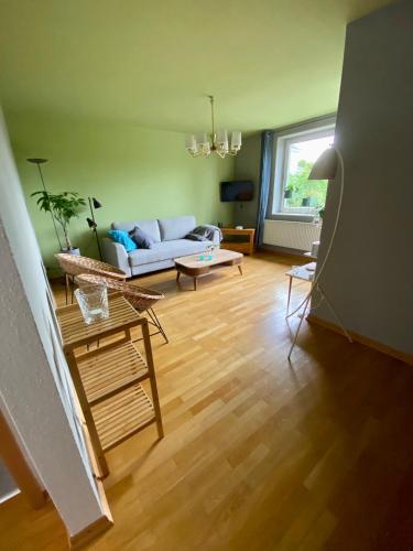 a living room with a couch and a table at Fewo E am Theater mit Terrasse und Stellplatz in Stralsund