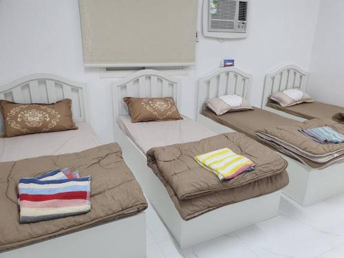Giường trong phòng chung tại شقة مفروشة رقم 1 تبعد عن الحرم النبوي الشريف 3 كم