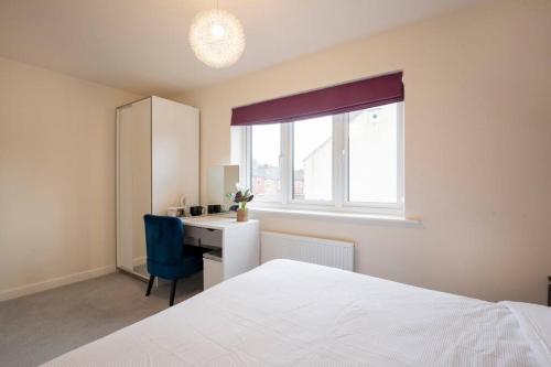 Postel nebo postele na pokoji v ubytování Hemsworth Homestay with Double Bedroom and Private Bathroom