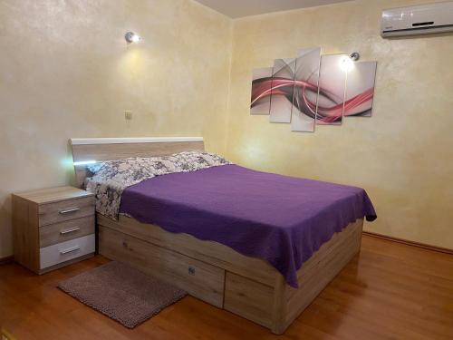 ein Schlafzimmer mit einem Bett und einem Wandgemälde in der Unterkunft Apartment Kri-Mar in Selce