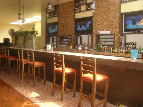 Puerto Nuevo Baja Hotel & Villasにあるラウンジまたはバー