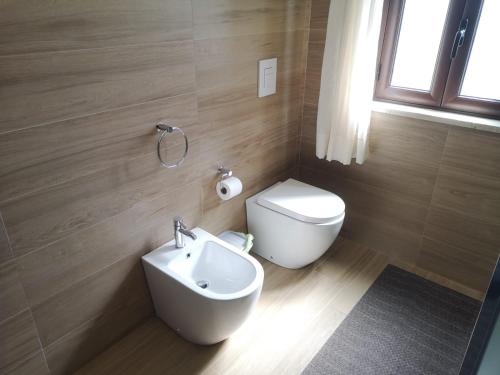 La salle de bains est pourvue de toilettes et d'un lavabo. dans l'établissement Villa Saracena, à Castellammare del Golfo