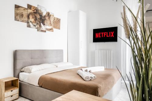 1 dormitorio con 1 cama con 2 toallas en [Pretty House Navigli-Duomo] Netflix & Design, en Milán