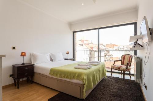 リスボンにあるFLH Alcântara Family Apartmentのベッドルーム1室(ベッド1台、大きな窓付)