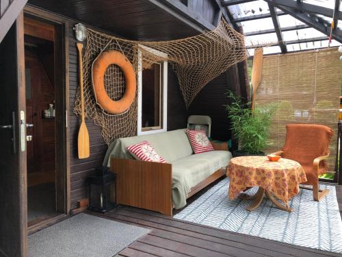 Un lugar para sentarse en Letnisko SYMSAR 6, Drewniany domek letniskowy z ogrodem