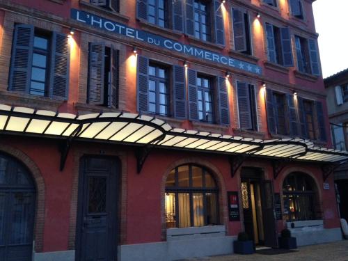 a hotel building with a sign that reads hotel bou commerce ball at Hôtel du Commerce in Montauban